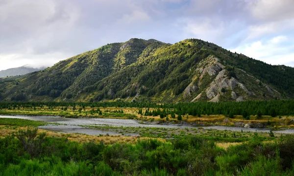 Paisagem na Nova Zelândia com montanhas e o rio Clarence à luz do sol da noite. Estação de Molesworth, Ilha do Sul . — Fotografia de Stock