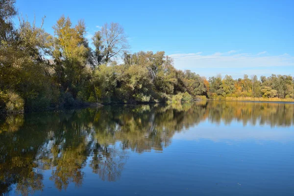 Piękny jesienny krajobraz z jeziorem i drzewami. — Zdjęcie stockowe