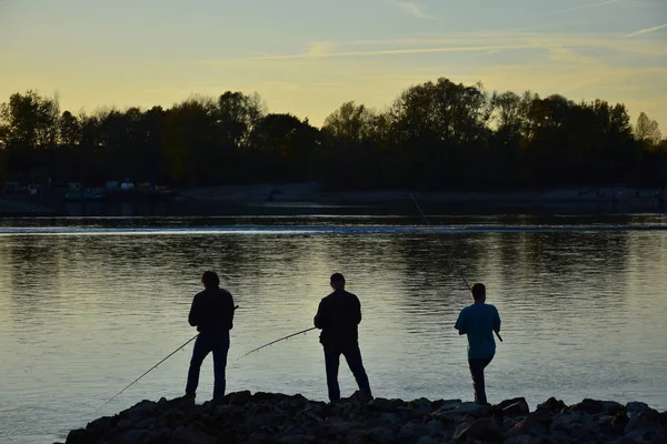 Ren nehrinin kıyısında üç balıkçı. — Stok fotoğraf