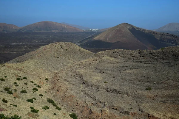 Lanzarote 'de çorak bir volkan manzarası. — Stok fotoğraf