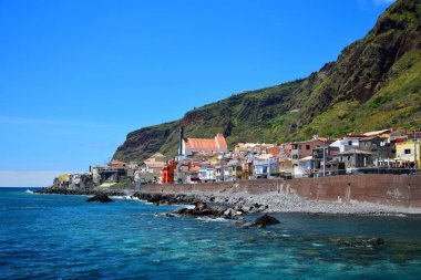 Paul do Mar, Madeira 'da güzel bir kasaba, okyanusları ve dağları var. Portekiz.