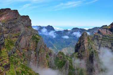 Pico do Arieiro 'dan Pico Ruivo' ya giden yoldaki bulutlar ve yüksek dağlar. Madeira, Portekiz.