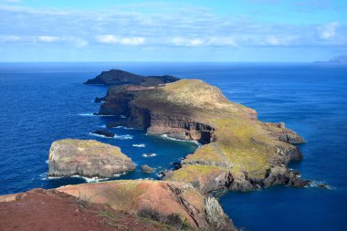 Portekiz 'in Madeira şehrinin en doğusundaki Ponta de Sao Lourenco yarımadasında parlak renkler. Ilheu da Cevada ve Ilheu do Farol arkada Farol da Ponta adlı deniz feneriyle.