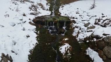 Manantial de agua potable en la sierra de Madrid