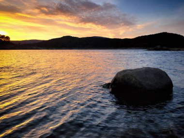 Preciosa imagen de la puesta de sol en el lago del Valle de Iruelas con las ultimas luces del da
