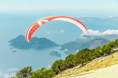 Fethiye Ölüdeniz yamaç paraşütü. Nerede deneyimsiz bir kişi ile ve bir pilot kontrolü altında uçuyor, yamaç paraşütü, çok popüler oldu. Ağustos 2017 Muğla-Türkiye