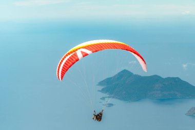 Fethiye Ölüdeniz yamaç paraşütü. Nerede deneyimsiz bir kişi ile ve bir pilot kontrolü altında uçuyor, yamaç paraşütü, çok popüler oldu. Ağustos 2017 Muğla-Türkiye