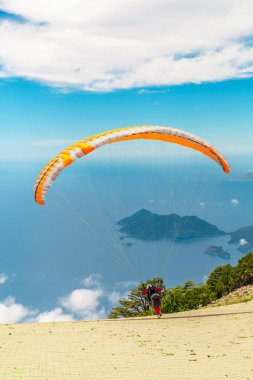 Fethiye Ölüdeniz yamaç paraşütü. Nerede deneyimsiz bir kişi ile ve bir pilot kontrolü altında uçuyor, yamaç paraşütü, çok popüler oldu. Ağustos 2017 Muğla-Türkiye