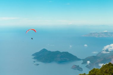 Fethiye Ölüdeniz yamaç paraşütü. Nerede deneyimsiz bir kişi ile ve bir pilot kontrolü altında uçuyor, yamaç paraşütü, çok popüler oldu. Ağustos 2017 Muğla-Türkiye