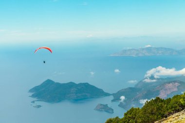 Fethiye Ölüdeniz yamaç paraşütü. Nerede deneyimsiz bir kişi ile ve bir pilot kontrolü altında uçuyor, yamaç paraşütü, çok popüler oldu. Ağustos 2017 Muğla-Türkiye