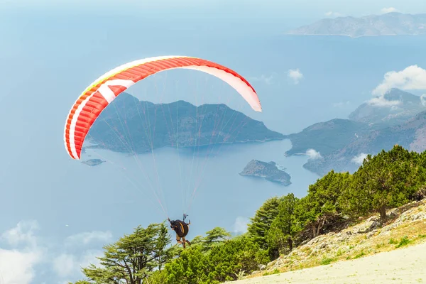 Fethiye Ölüdeniz yamaç paraşütü. Nerede deneyimsiz bir kişi ile ve bir pilot kontrolü altında uçuyor, yamaç paraşütü, çok popüler oldu. Ağustos 2017 Muğla-Türkiye