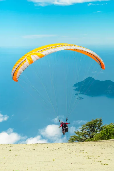 Fethiye Ölüdeniz yamaç paraşütü. Nerede deneyimsiz bir kişi ile ve bir pilot kontrolü altında uçuyor, yamaç paraşütü, çok popüler oldu. Ağustos 2017 Muğla-Türkiye