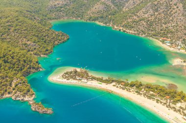Fethiye, Türkiye - panoramik Belcekiz Beach. Ölüdeniz, mavi lagün Fethiye Hava dron üzerinden. Akdeniz kıyılarında