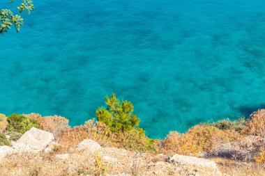 Akdeniz kıyılarında deniz doğal görünümü