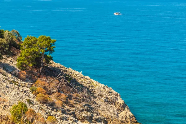 Akdeniz kıyılarında deniz doğal görünümü