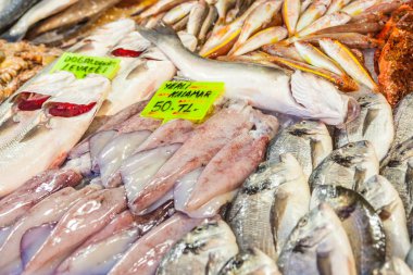 Çeşitli taze balık ve deniz ürünleri, Balık pazarı