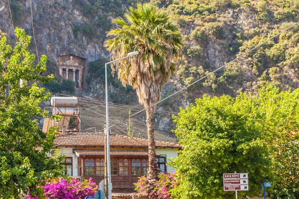 Eski Fethiye şehir içinde geleneksel Türk Osmanlı tarzında bir sokak. Türkiye'nin Akdeniz sahilleri