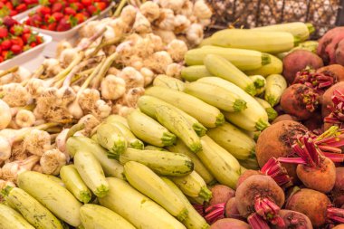 Organik sebze ve yeşillik geleneksel oryantal çiftlikte pazarda