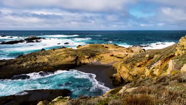 Meereswellen Gegen Klippen Einem Bewölkten Kalifornischen Tag lizenzfreies Stockvideo