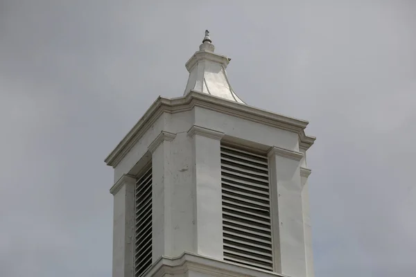 Close Aging White Cupola Atop Building Cloudy Grey Sky — Stock Photo, Image