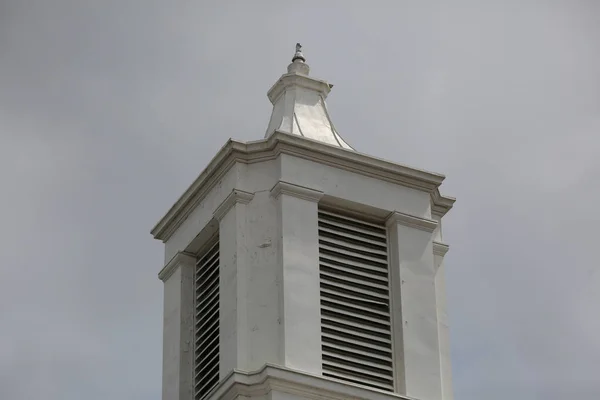 Primer Plano Una Cúpula Blanca Envejecida Sobre Edificio Contra Cielo —  Fotos de Stock