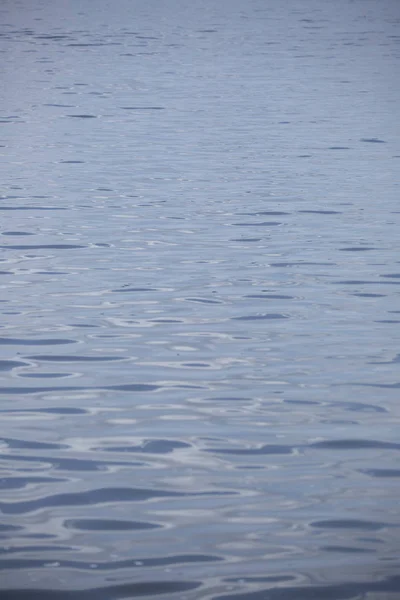 自然な水源の波線 青い水のクローズ アップ — ストック写真