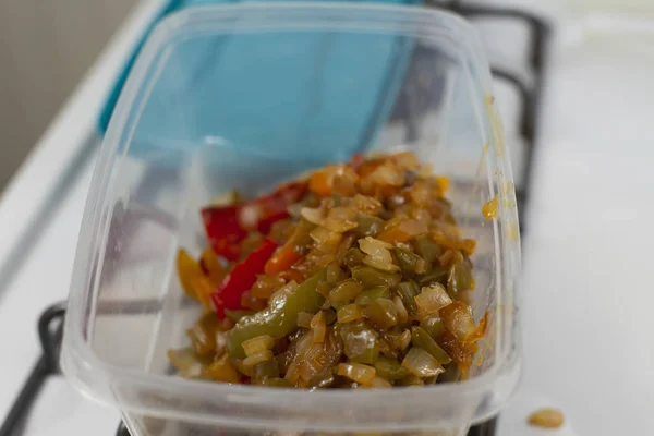 Bawang bombay dan paprika dalam wadah plastik — Stok Foto