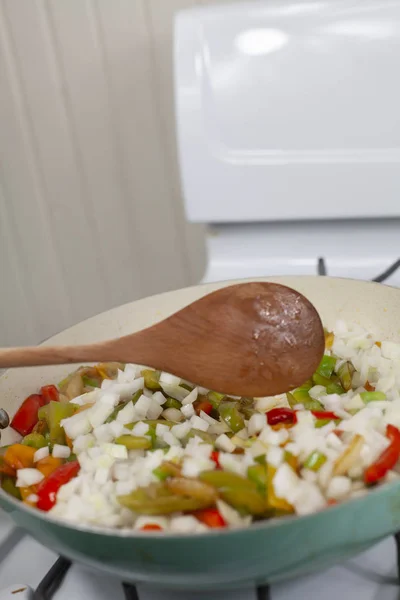 Stir Menggoreng Bell Peppers dan Bawang — Stok Foto