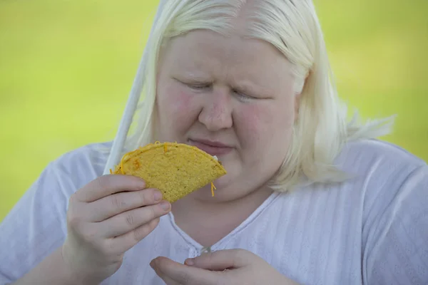 Женщина, питающаяся Taco — стоковое фото