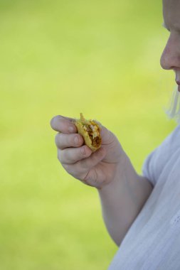 Kadın Etli Taco yiyor.