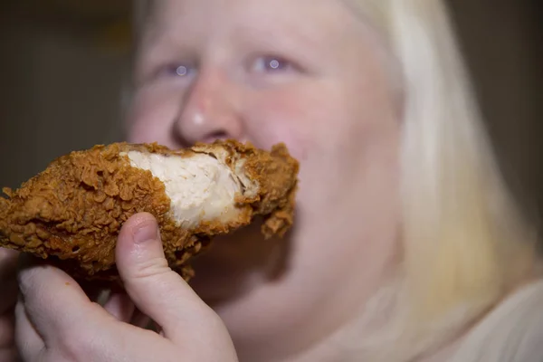 Женщина ест жареного цыпленка — стоковое фото