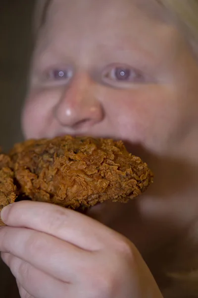 Woman Eating Fried Chicken — Stock Photo, Image