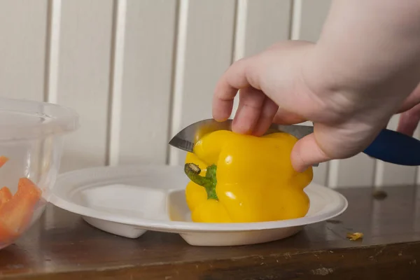 Подготовка желтый перец колокольчик для приготовления пищи — стоковое фото