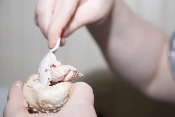 Colocando queijo creme em um tampão de cogumelos — Fotografia de Stock