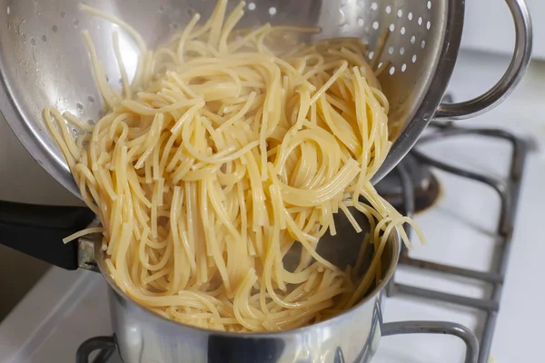 Főzés spagetti — Stock Fotó