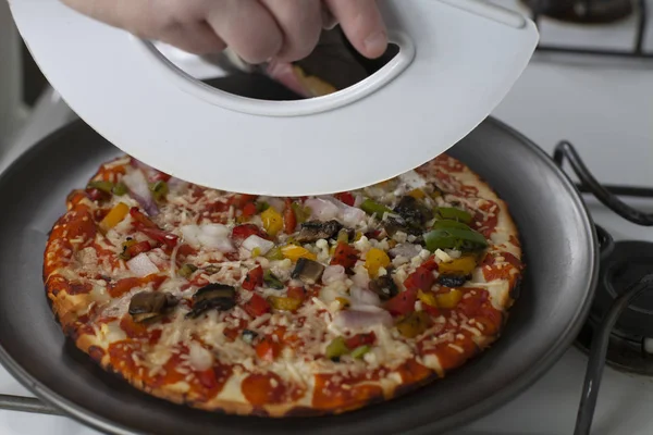 Affettare la pizza — Foto Stock