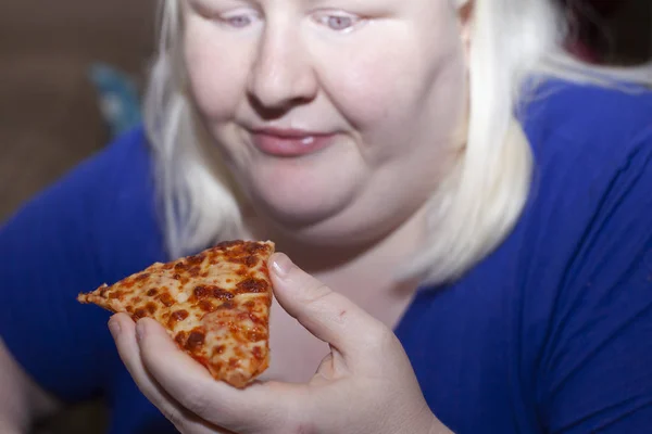 Vrouw die pizza eet — Stockfoto