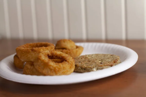 Veggie Burger i pierścienie cebuli — Zdjęcie stockowe