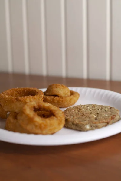 Veggie Burger i pierścienie cebuli — Zdjęcie stockowe