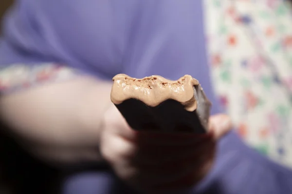 Frau Lila Kleid Hält Eis Mit Fudge Geschmack — Stockfoto