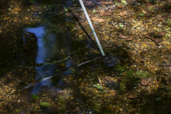 Marcher prudemment dans l'eau d'inondation — Photo