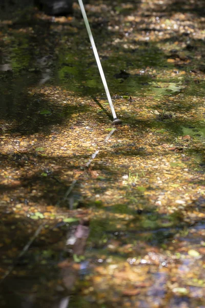 Marcher prudemment dans l'eau d'inondation — Photo