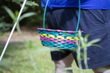 Paskalya Sepeti Taşıyan Kör Kadın