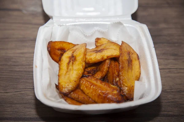 Plantains fritti in contenitore Carryout — Foto Stock