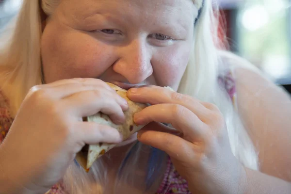 Mujer comiendo un Taco de Carne —  Fotos de Stock