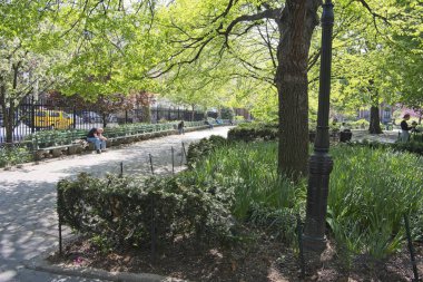 Manhattan'da stuyvesant Square Park nerede bahar doğal çevre şehir sakinleri dinlenmek için sakin bir yer verir