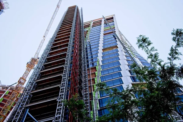 Xi new york high line yakınında inşaat halinde bir kınamak, otel ve perakende kompleksi (belirgin bir bükülme ile) ve Bir kare blok Onuncu ve Onbirinci Caddeleri ve Manhattan'da 17 ve 18 Sokakları ile sınırlı yer almaktadır.