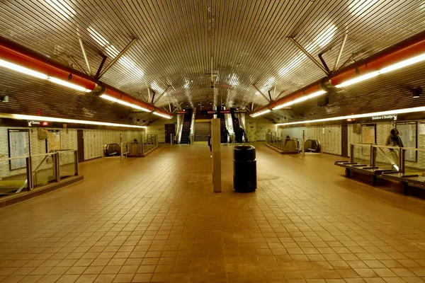 New York'taki Roosevelt Adası'ndaki metro istasyonu oldukça derindir ve metro platformuna erişmek için birden fazla yürüyen merdiven ve yürüyüş yolu gerektirir.