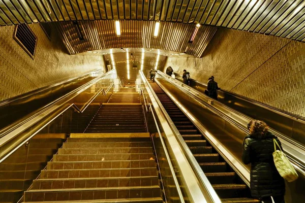 ニューヨーク市のルーズベルト島の地下鉄駅は非常に深く 地下鉄のプラットホームにアクセスするために複数のエスカレーターと歩道を必要とします — ストック写真