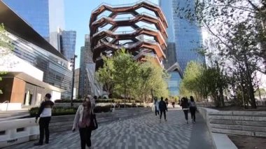 Hudson Yards New York'ta gökdelenler, ticari ve perakende, bir sahne sanatları merkezi, alışılmadık bir tırmanılabilir heykel ve mağazalar ve restoranlar oluşan yeni bir kentsel komplekstir.